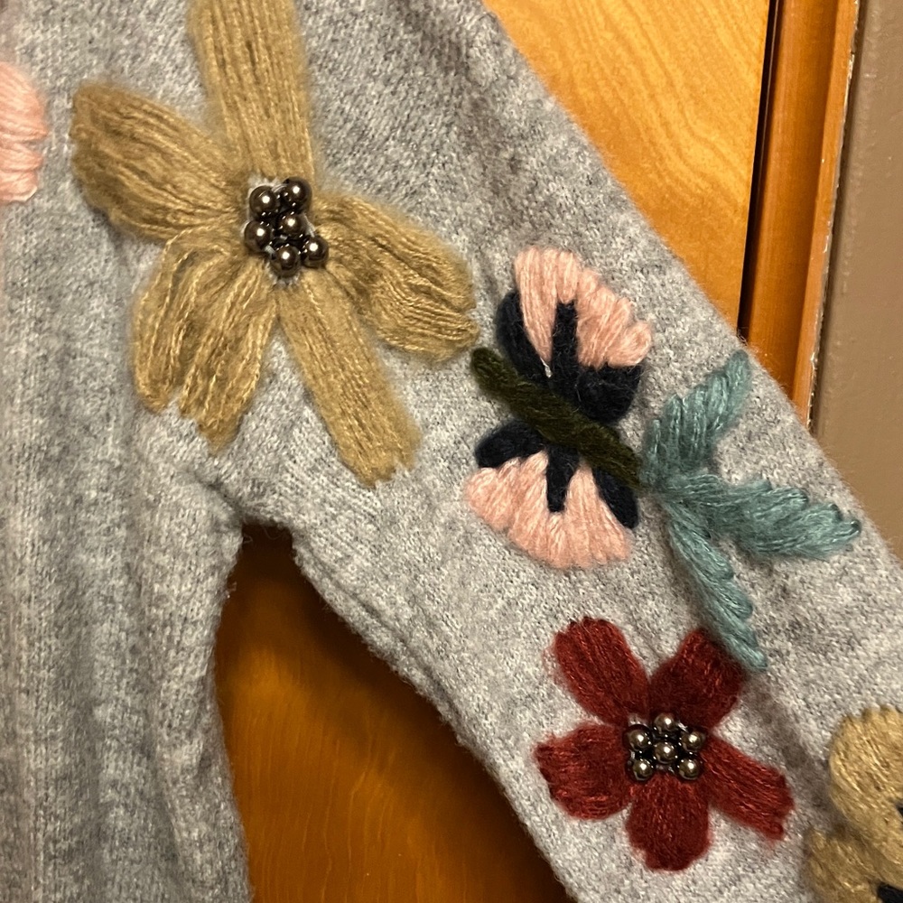 VINTAGE CONCEPT. Gray Sweater with Colorful Floral Accents. Size M. PRETTY! - Picture 5 of 10